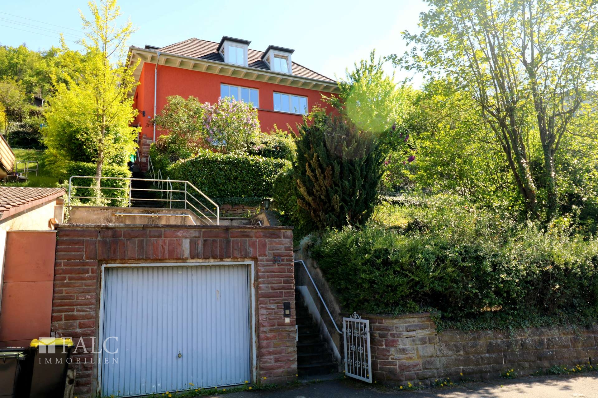 Hausansicht mit Garage